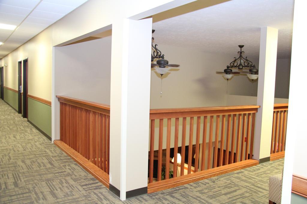 Green Acres Hotel Pittsfield Экстерьер фото
