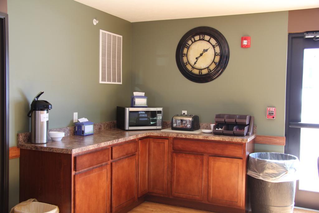 Green Acres Hotel Pittsfield Экстерьер фото