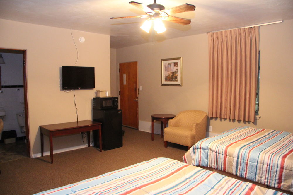 Green Acres Hotel Pittsfield Экстерьер фото