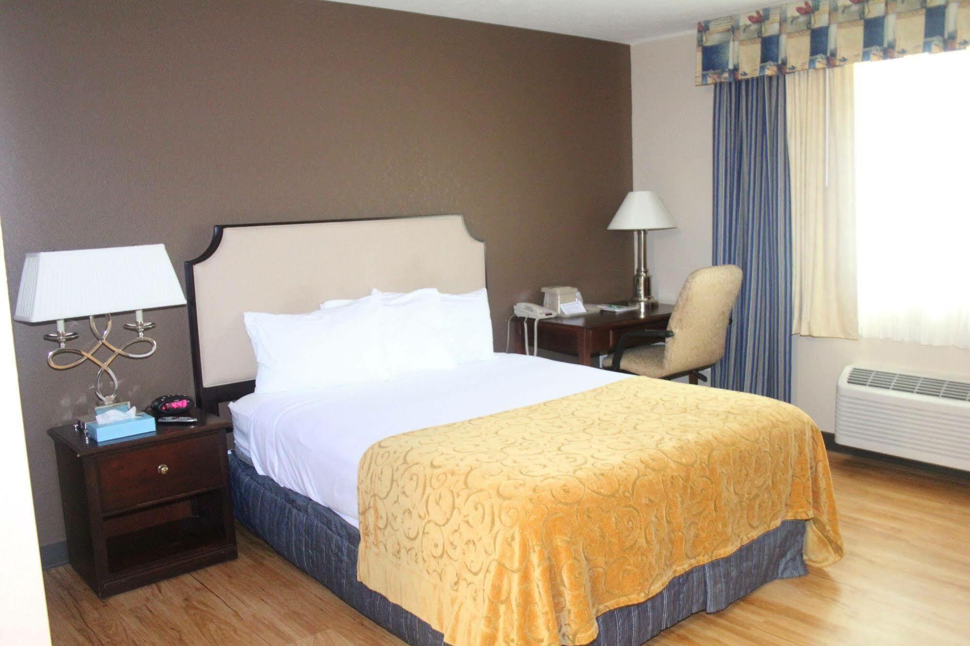 Green Acres Hotel Pittsfield Экстерьер фото