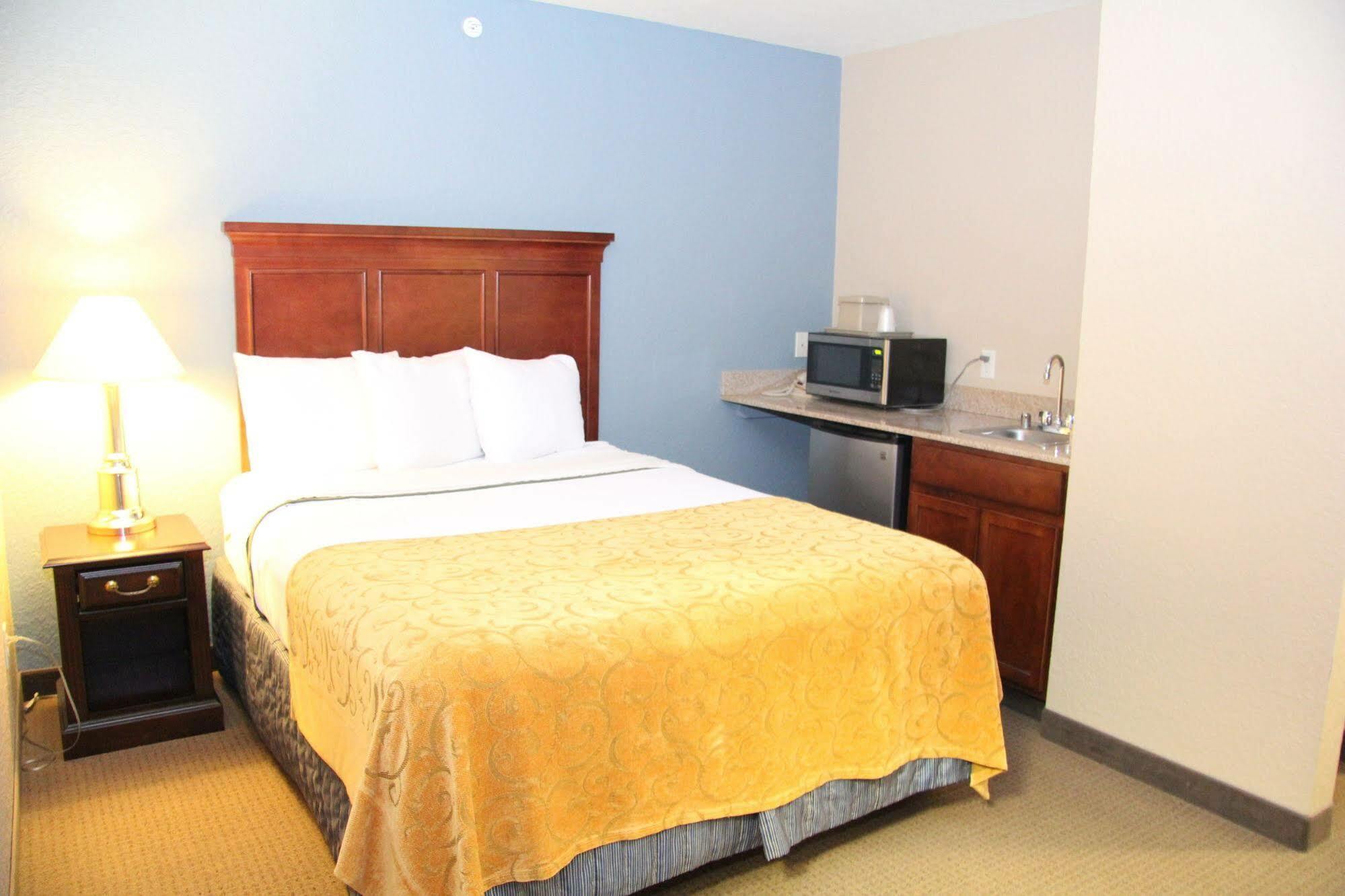 Green Acres Hotel Pittsfield Экстерьер фото