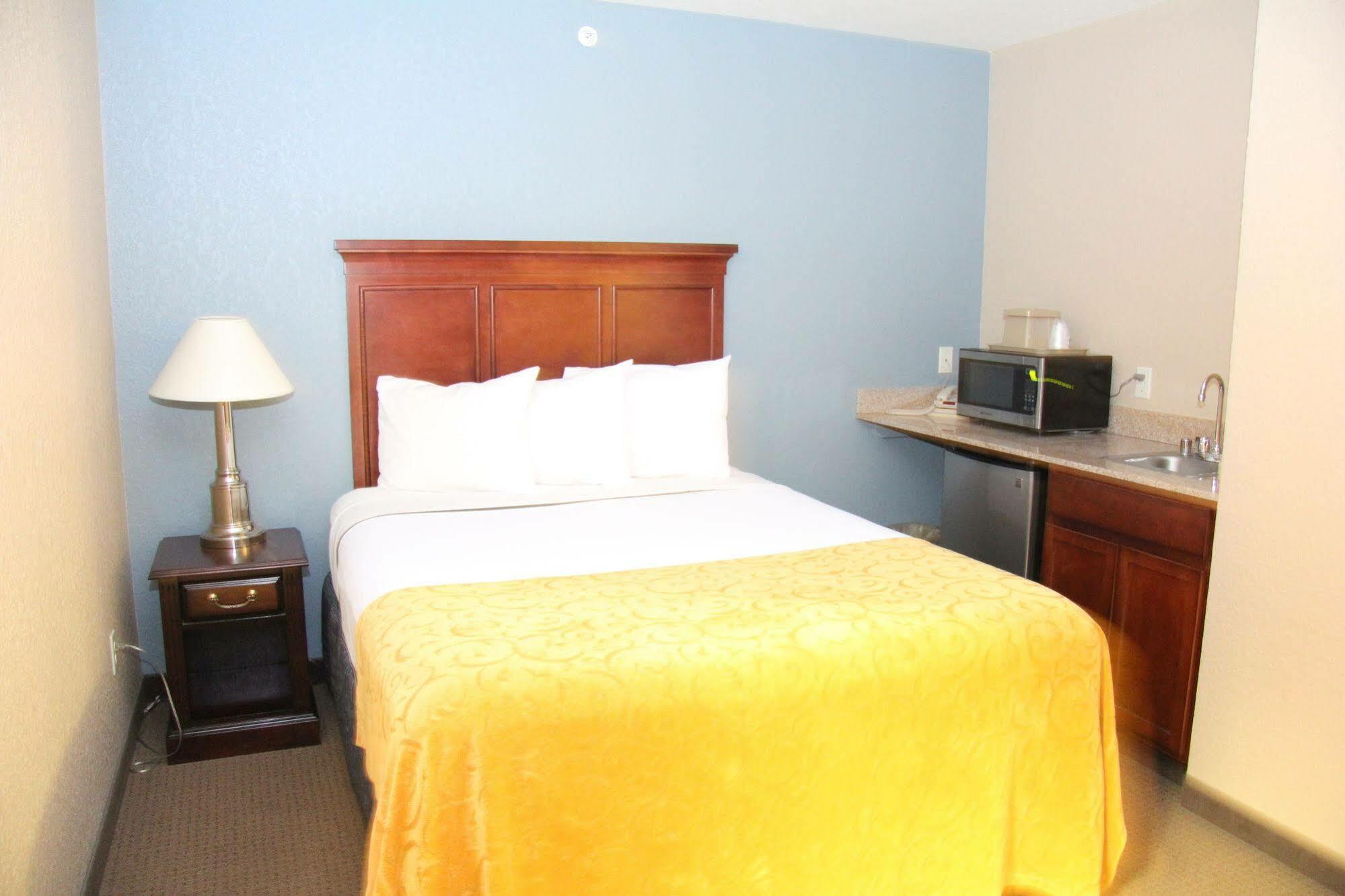 Green Acres Hotel Pittsfield Экстерьер фото